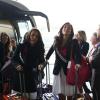 Suzon Bonnet, Miss Saint-Martin, et Marine Lorphelin, Miss Bourgogne, arrivent à l'aéroport Charles de Gaulle avant de s'envoler pour l'Île Maurice, à Paris le 14 novembre 2012