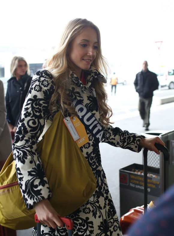 Amelie Rigodanzo, Miss Aquitaine, arrive à l'aéroport Charles de Gaulle avant de s'envoler pour l'Île Maurice, à Paris le 14 novembre 2012