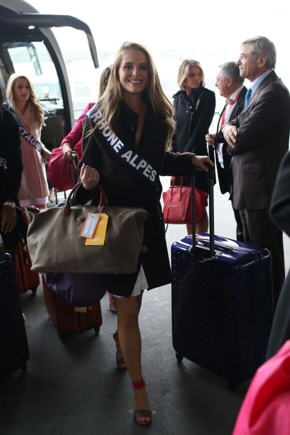 Julie Jacquot, Miss Rhone-Alpes, arrive à l'aéroport Charles de Gaulle avant de s'envoler pour l'Île Maurice, à Paris le 14 novembre 2012
