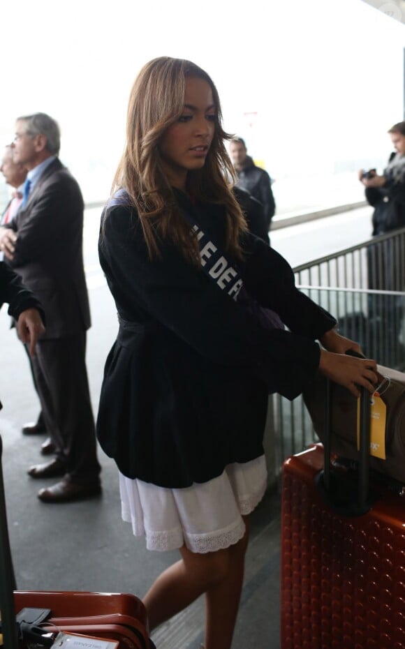 Sabrina Benamara, Miss Ile-de-France, arrive à l'aéroport Charles de Gaulle avant de s'envoler pour l'Île Maurice, à Paris le 14 novembre 2012