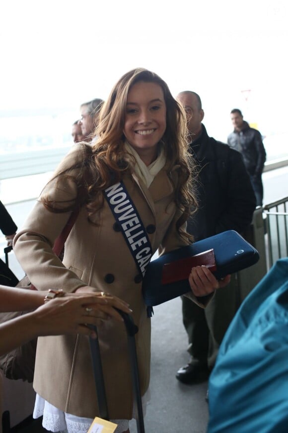 Sandra Berges, Miss Nouvelle-Caledonie , arrive à l'aéroport Charles de Gaulle avant de s'envoler pour l'Île Maurice, à Paris le 14 novembre 2012