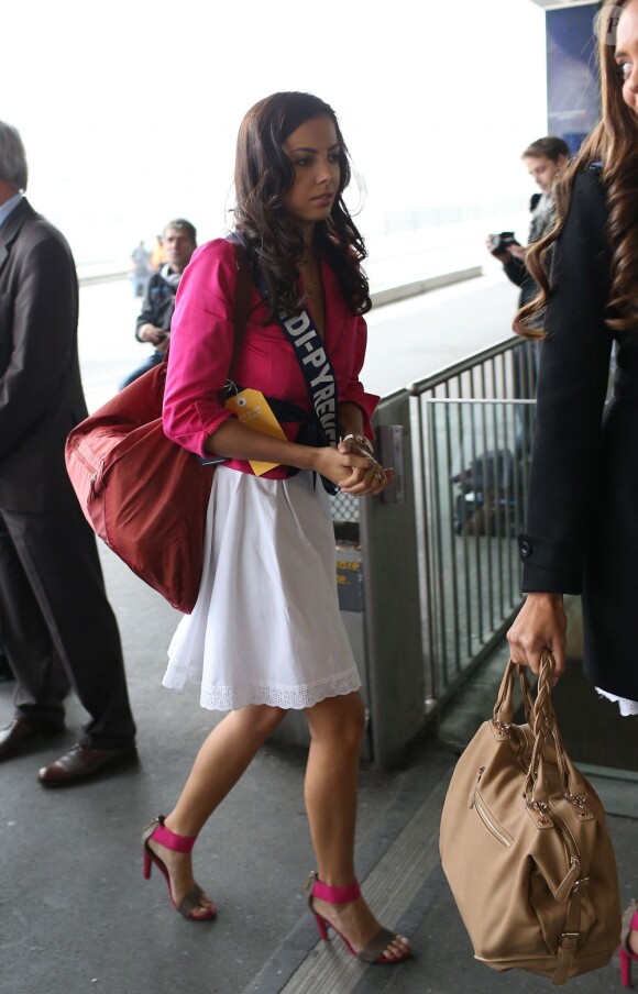 Celia Guermoudj, Miss Midi-Pyrenees, arrive à l'aéroport Charles de Gaulle avant de s'envoler pour l'Île Maurice, à Paris le 14 novembre 2012