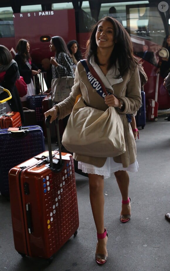 Typhanie Soulat, Miss Poitou-Charentes, arrive à l'aéroport Charles de Gaulle avant de s'envoler pour l'Île Maurice, à Paris le 14 novembre 2012