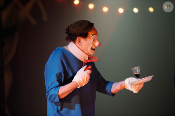 Pierre Etaix redevient le clown Yoyo pour le nouveau spectacle du cirque Joseph Bouglione à Chatou dans les Yvelines, 1964.