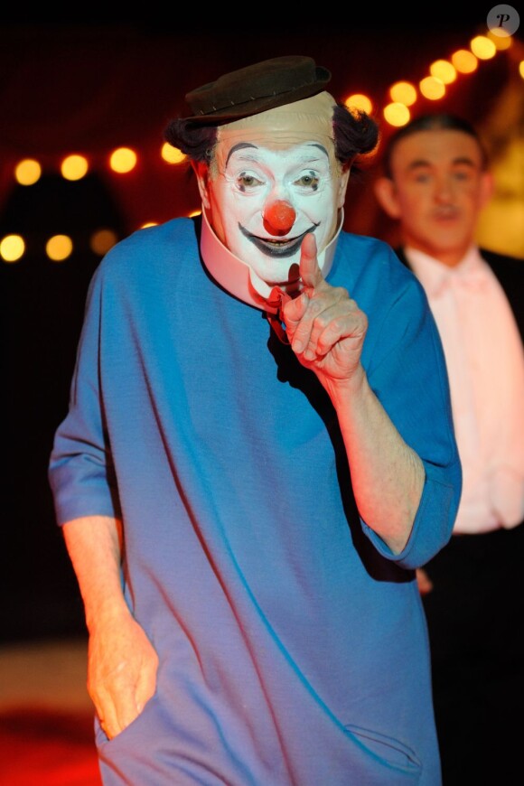 Pierre Etaix redevient le clown Yoyo pour le nouveau spectacle du cirque Joseph Bouglione à Chatou dans les Yvelines, 1964.