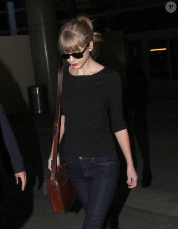 Taylor Swift arrive à l'aéroport de Los Angeles, le 12 novembre 2012.