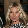 Kate Moss quitte la boutique Bookmarc de Marc Jacobs où elle dédicaçait son livre The Kate Moss Book. Londres, le 15 novembre 2012.