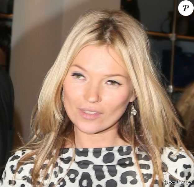 Kate Moss quitte la boutique Bookmarc de Marc Jacobs où elle dédicaçait son livre The Kate Moss Book. Londres, le 15 novembre 2012.