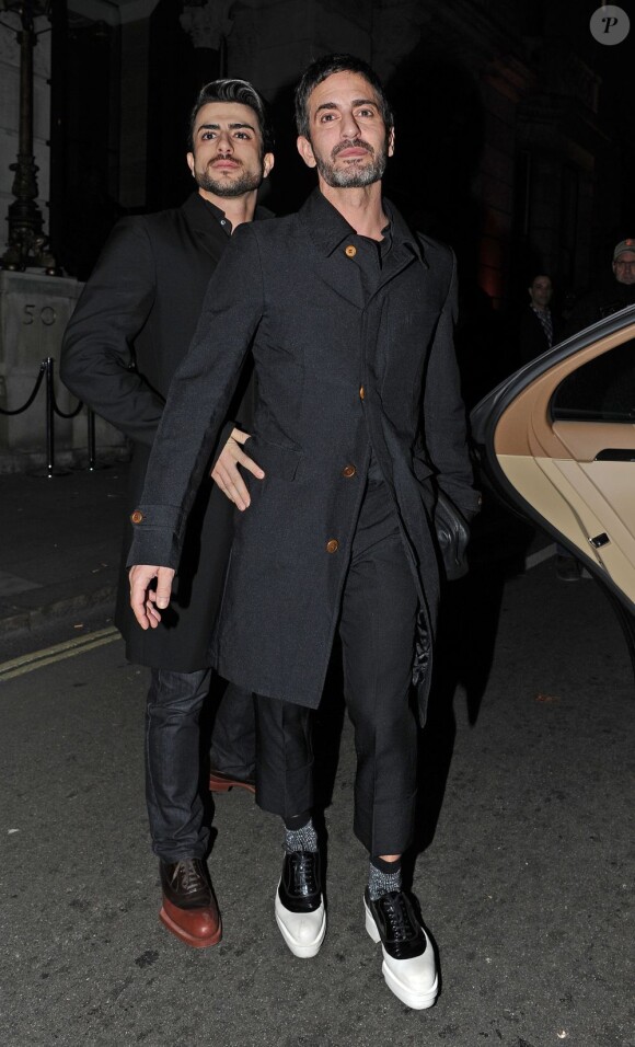Marc Jacobs et son petit ami Harry Louis embarquent en voiture à l'issue de la soirée de lancement du livre de Kate Moss, The Kate Boss Book. Londres, le 15 novembre 2012.