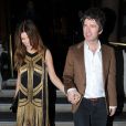 Noel Gallagher et sa femme Sara MacDonald quittent la soirée de lancement de The Kate Moss Book, livre de Kate Moss. Londres, le 15 novembre 2012.