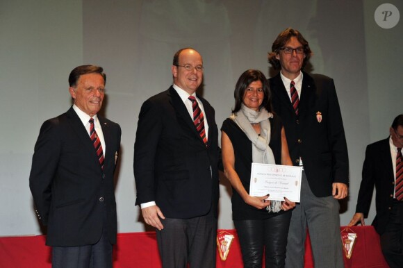 Le prince Albert de Monaco lors de la cérémonie de remise des Prix de l'ASM le 14 novembre 2012 à l'auditorium Rainier III.