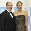 La princesse Charlene de Monaco était somptueuse au bras du prince Albert pour la soirée de gala au profit de l'Association monégasque contre l'autisme MONAA, dont elle est la présidente d'honneur, au Sporting d'été de Monte-Carlo, le 15 novembre 2012.