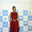  Nieves Alvarez, superbe en rouge et or, à la soirée de gala au profit de l'Association monégasque contre l'autisme MONAA, dont la princesse Charlene est la présidente d'honneur, au Sporting d'été de Monte-Carlo, le 15 novembre 2012. 