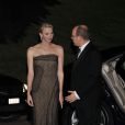  La princesse Charlene de Monaco était somptueuse au bras du prince Albert pour la soirée de gala au profit de l'Association monégasque contre l'autisme MONAA, dont elle est la présidente d'honneur, au Sporting d'été de Monte-Carlo, le 15 novembre 2012. 