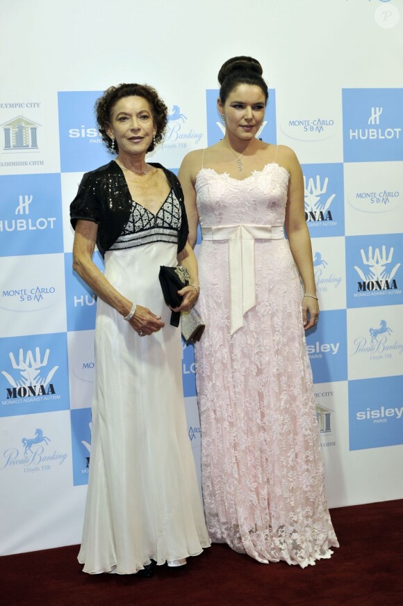 Elisabeth-Anne de Massy et sa fille Mélanie lors de la soirée de gala au profit de l'Association monégasque contre l'autisme MONAA, dont la princesse Charlene est la présidente d'honneur, au Sporting d'été de Monte-Carlo, le 15 novembre 2012.