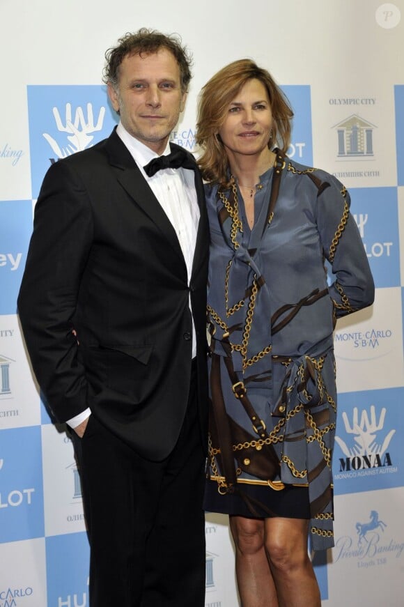 Charles Berling et sa compagne Virginie Couperie à la soirée de gala au profit de l'Association monégasque contre l'autisme MONAA, dont la princesse Charlene est la présidente d'honneur, au Sporting d'été de Monte-Carlo, le 15 novembre 2012.
