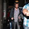 Andrew Garfield suivi d'Emma Stone à l'aéroport de Los Angeles, le 16 novembre 2012.