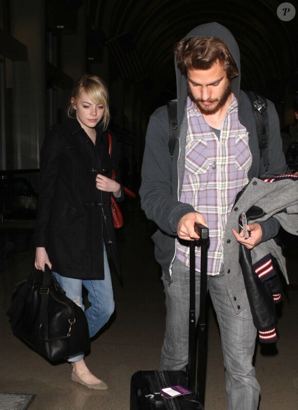 Emma Stone et Andrew Garfield, très décontractés, arrivent à l'aéroport de Los Angeles, le 16 novembre 2012.