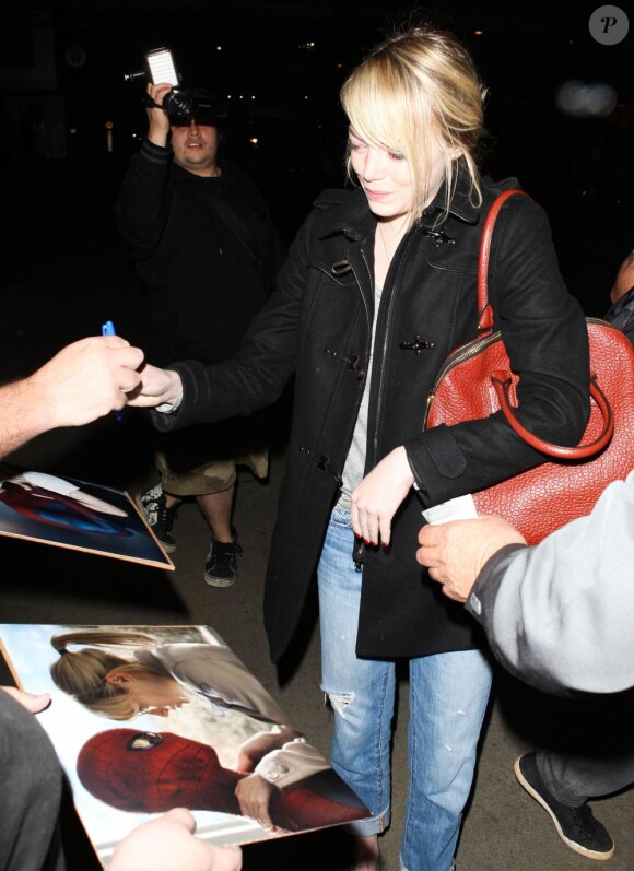 Emma Stone et Andrew Garfield signent des autographes à l'aéroport de Los Angeles, le 16 novembre 2012.