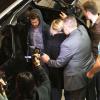 Emma Stone et Andrew Garfield entourés de photographes arrivent à l'aéroport de Los Angeles, le 16 novembre 2012.