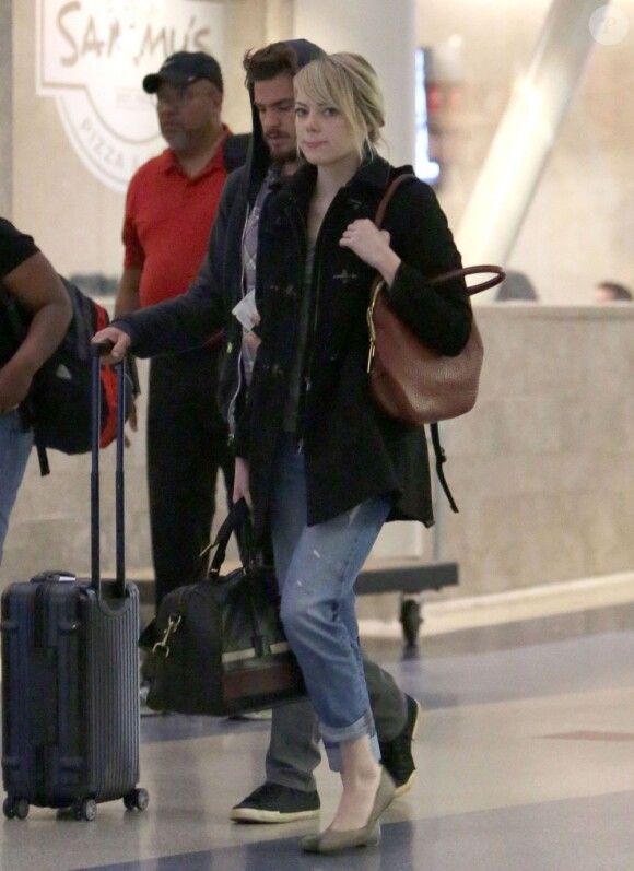 Emma Stone et Andrew Garfield arrivent en toute discrétion à l'aéroport de Los Angeles, le 16 novembre 2012.