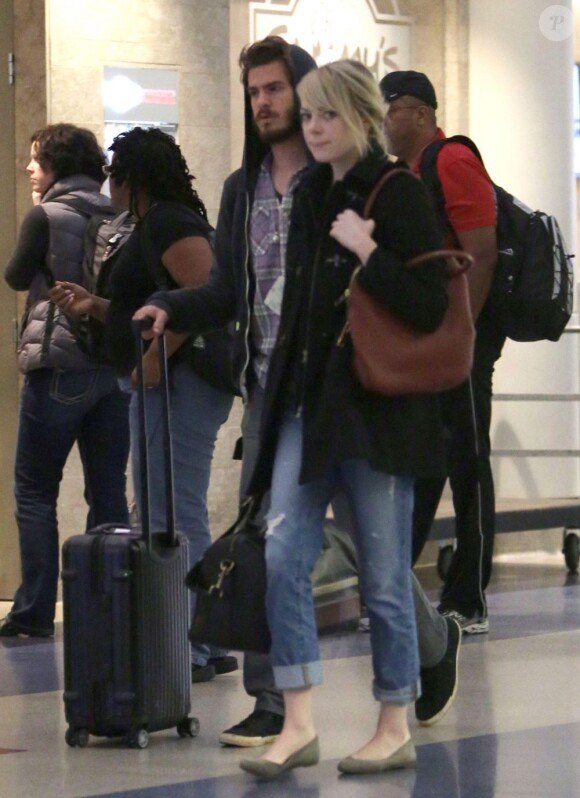 Le couple Emma Stone et Andrew Garfield arrivent à l'aéroport de Los Angeles, le 16 novembre 2012.