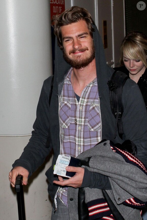 Andrew Garfield et Emma Stone arrivent à l'aéroport de Los Angeles, le 16 novembre 2012.