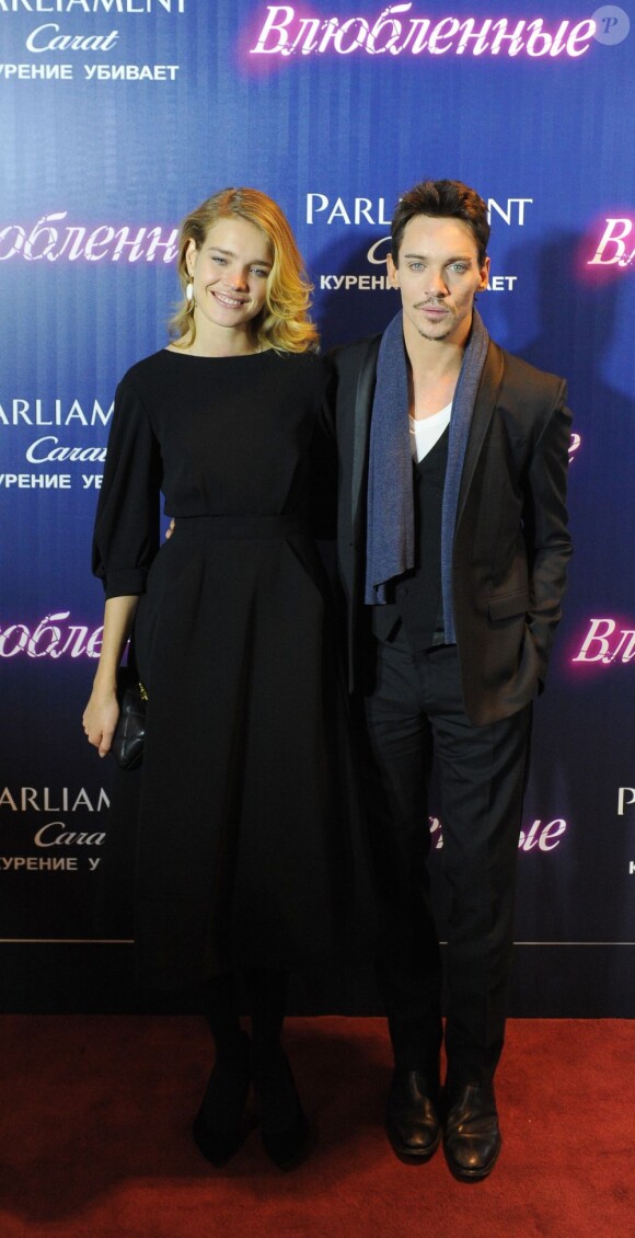 Les acteurs Natalia Vodianova et Johathan Rhys Meyers lors de l'avant-première de Belle du Seigneur à Moscou, le 15 novembre 2012.
