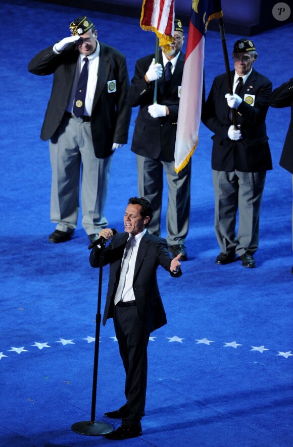 Marc Anthony interprétant l'hymne national américain lors de la convention nationale démocrate le 6 septembre 2012.