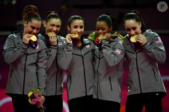 McKayla Maroney, Kyla Ross, Alexandra Raisman, Gabby Douglas et Jordyn Wieber après avoir décroché la médaille d'or en gymnastique par équipe le 31 juillet 2012 à Londres