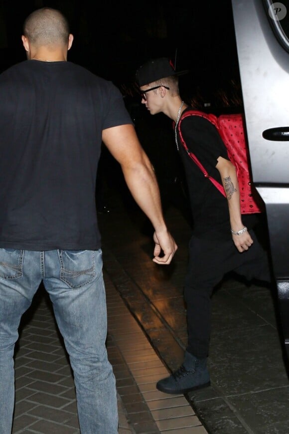 Justin Bieber sort d'un restaurant à Los Angeles, le 19 novembre 2012.