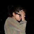 Selena Gomez sort d'un restaurant à Los Angeles, le 19 novembre 2012.