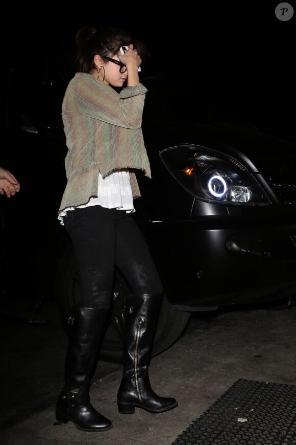 Selena Gomez sort d'un restaurant à Los Angeles, le 19 novembre 2012.