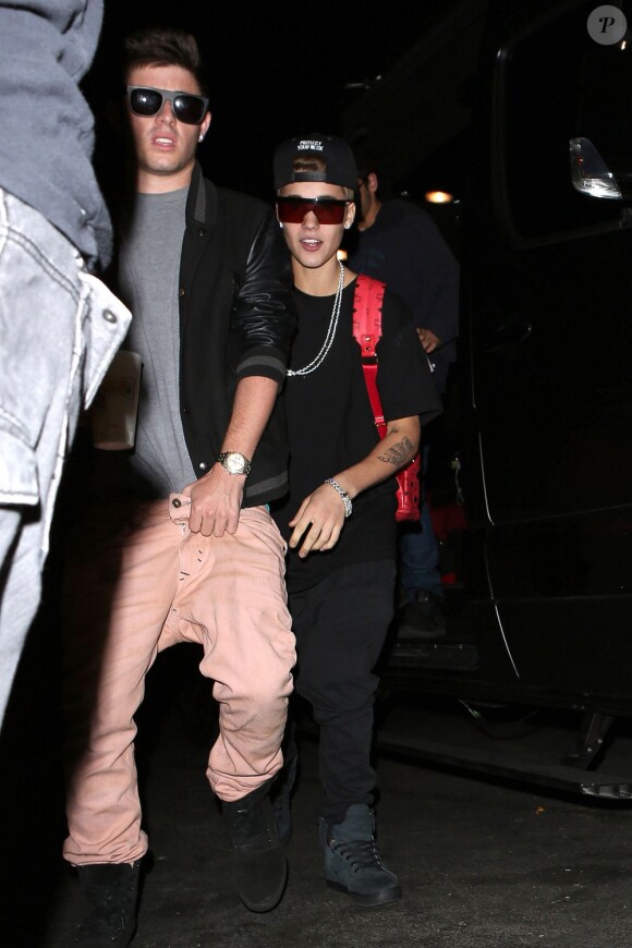 Justin Bieber à la sortie d'un restaurant à Los Angeles, le 19 novembre 2012.