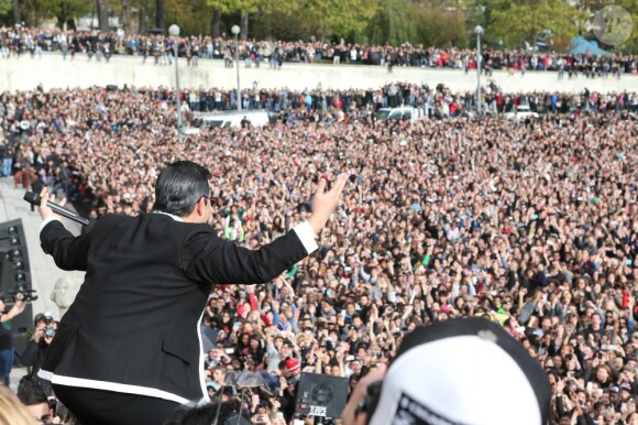Psy s'est produit sur l'esplanade du Trocadéro à Paris devant plus de 20 000 personnes, le 5 novembre 2012.