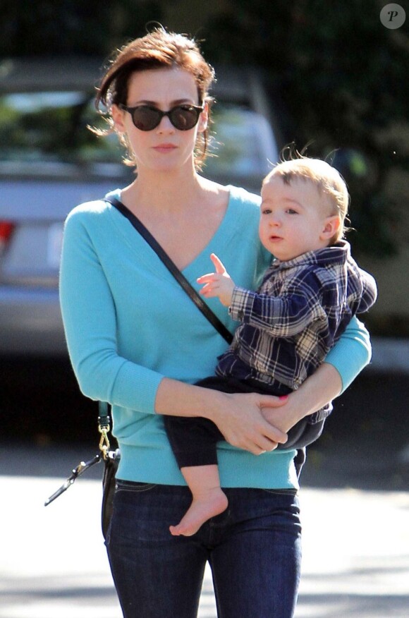 January Jones s'affiche en brune avec son fils Xander, dans les rues de Pasadena le 19 novembre 2012.