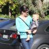 January Jones s'affiche en brune avec son fils Xander, dans les rues de Pasadena le 19 novembre 2012.