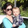 January Jones s'affiche en brune avec son adorable fils Xander, dans les rues de Pasadena le 19 novembre 2012.
