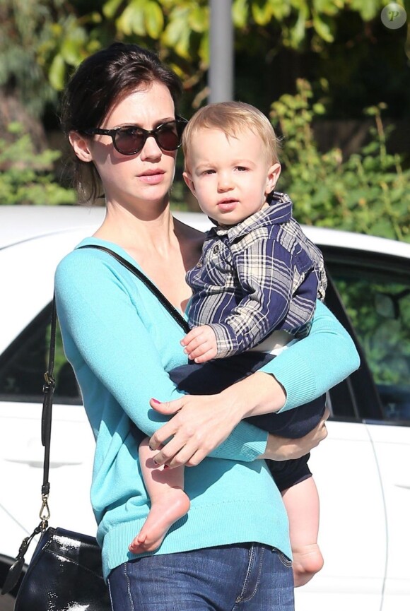 January Jones s'affiche en brune avec son adorable fils Xander, dans les rues de Pasadena le 19 novembre 2012.