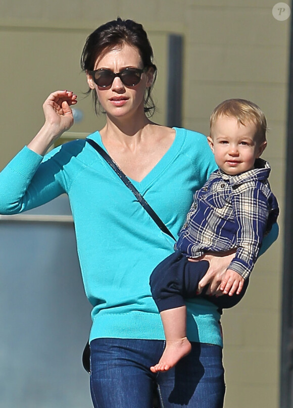 January Jones s'affiche en brune avec le petit fils Xander, dans les rues de Pasadena le 19 novembre 2012.