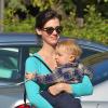 La belle January Jones s'affiche en brune avec son fils Xander, dans les rues de Pasadena le 19 novembre 2012.