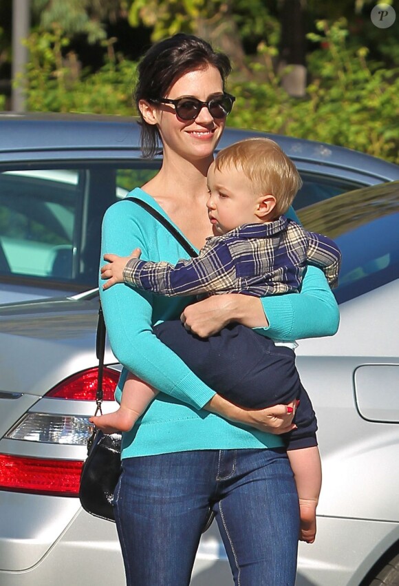 La belle January Jones s'affiche en brune avec son fils Xander, dans les rues de Pasadena le 19 novembre 2012.