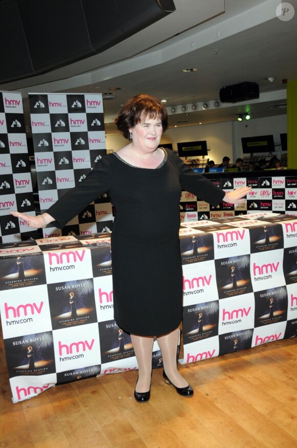 Susan Boyle présente son nouvel album Standing Ovation à HMV à Glasgow le 20 novembre 2012.