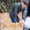 Iker Casillas et Sara Carbonero s'apprêtent à prendre la route pour une promenade avec leur chien, le 18 novembre 2012 à Madrid