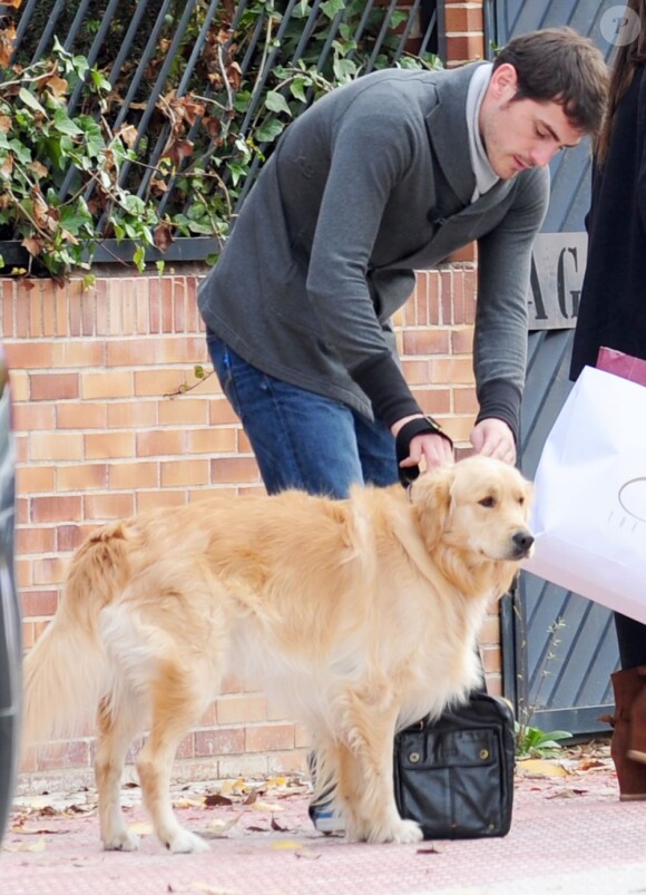 Iker Casillas et Sara Carbonero s'apprêtent à prendre la route pour une promenade avec leur chien, le 18 novembre 2012 à Madrid