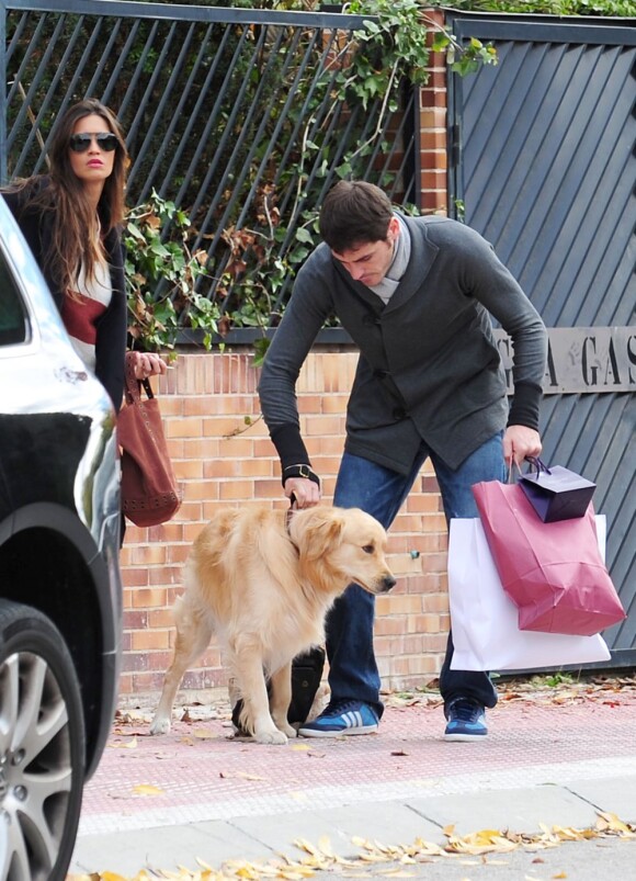 Iker Casillas et sa sublime Sara Carbonero en route pour une promenade avec leur chien, le 18 novembre 2012 à Madrid