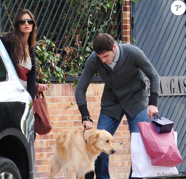 Iker Casillas et sa sublime Sara Carbonero en route pour une promenade avec leur chien, le 18 novembre 2012 à Madrid