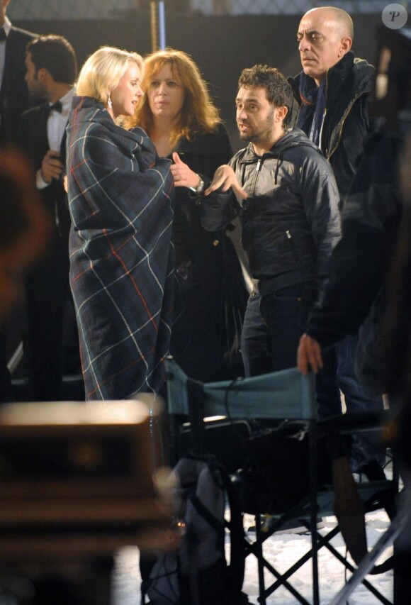 Naomi Watts en pleine discussion sur le tournage d'un publicité à Madrid, le 21 novembre 2012.