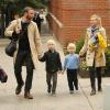 Balade en famille pour Naomi Watts et Liev Schreiber accompagnés de leurs enfants Alexander Pete et Samuel Kai, le 10 octobre 2012.