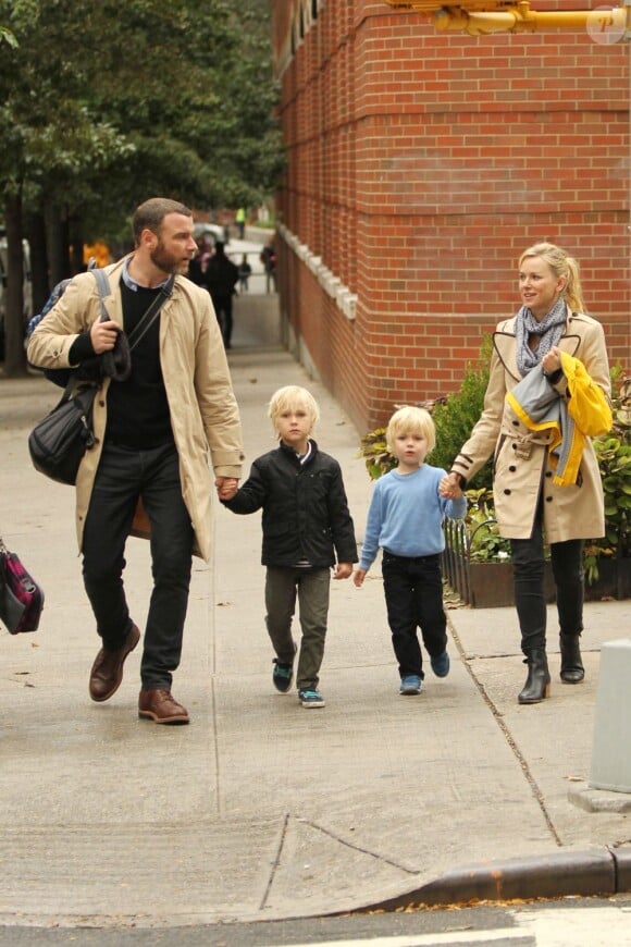 Balade en famille pour Naomi Watts et Liev Schreiber accompagnés de leurs enfants Alexander Pete et Samuel Kai, le 10 octobre 2012.